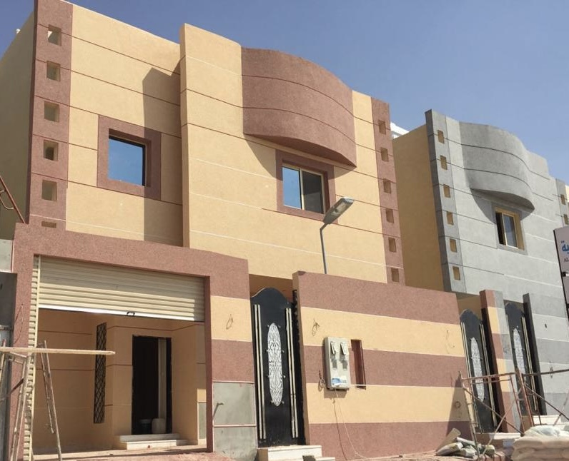 فلل سكنية وأسوار مكسوة بكسر الرخام بدرجات الرملي والبني